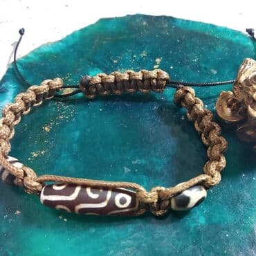 Бусины Дзи – талисман, происхождение которого связывают с