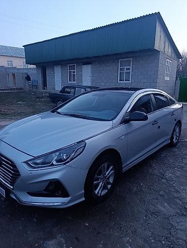 камера заднего вида спринтер: Седан бизнес-класса серебристого цвета с панорамной крышей и люком — 2