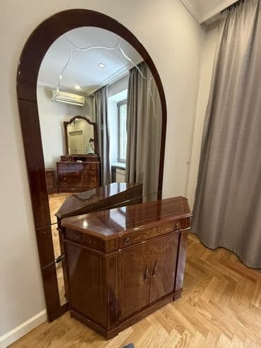 лофт зеркало: Элегантное напольное зеркало в аркообразной раме из полированного — 1
