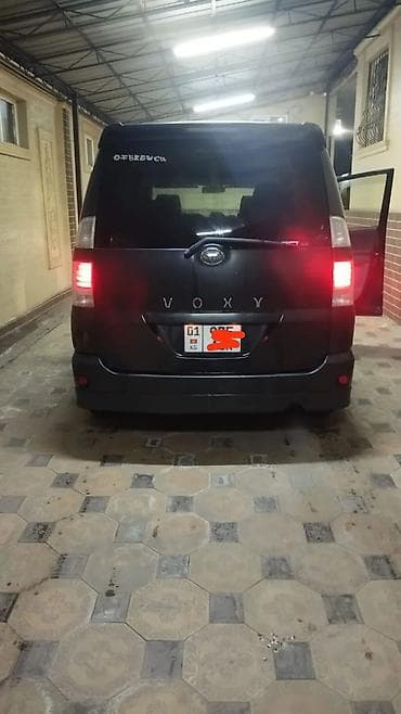 срочно продать машину: Toyota Voxy: 2005 г., 2 л, Вариатор, Бензин, Минивэн — 3