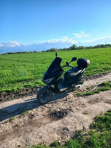 телескопическая вилка: Скутер 150–200 см³, городско‑туристический, черный - Двигатель — 4