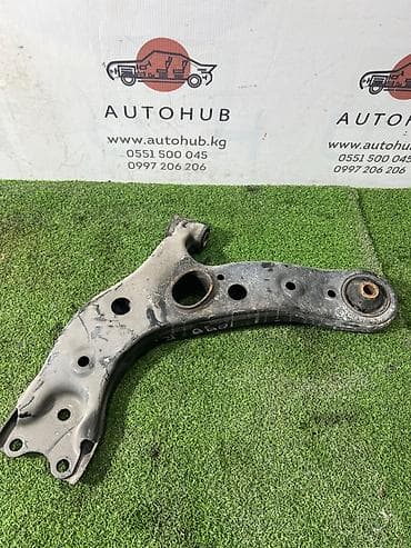 Передний левый рычаг Toyota