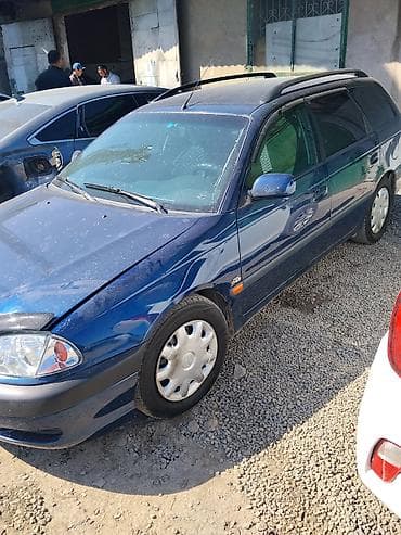 prius v: Универсал синего цвета. Практичный кузов с рейлингами на крыше и — 1