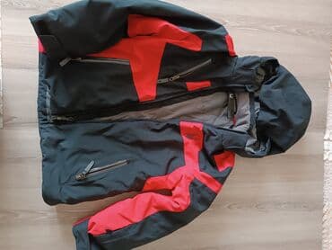 Платья: Детская лыжная куртка черного цвета с красными вставками. Оснащена — 2