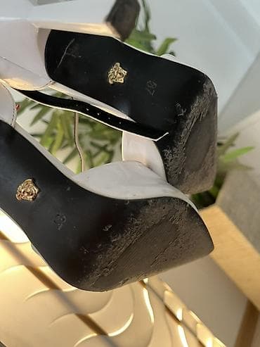 Сапоги: Белые женские лодочки на шпильке с ремешком вокруг щиколотки. - — 10