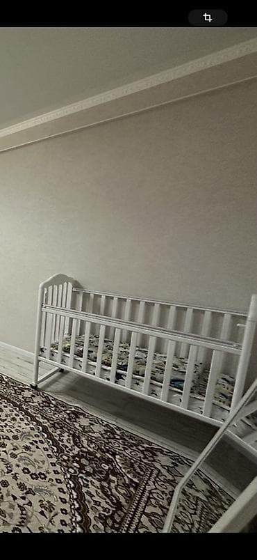 деревянную кровать манеж: Детская приставная кроватка, С колесиками, цвет - Белый — 1