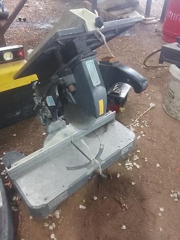 Угловая торцовочная пила с поворотным столом и наклоняемой головой -