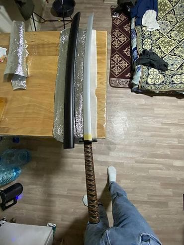 продаю меч: Катана (декоративная/сувенир) ручной работы В комплекте: меч и чёрные — 9