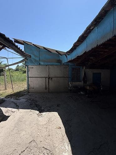 Дома: 📍В Сокулуке продается дом расположенный на участке 10 соток. 🏷️Об — 4