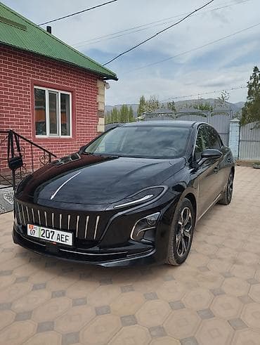 салон машины: Черный седан бизнес-класса с выразительным дизайном передней части: - — 3