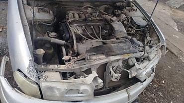 Автомобиль на разбор. Передняя часть повреждена, бампер и обе фары