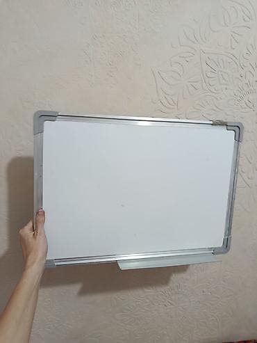 Маркерная магнитная доска с полочкой для аксессуаров. Размер 30 на 40