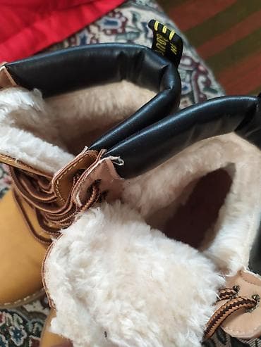 Мектеп формасы: Ботинка,
ботинки 35-размер.Пишите на ватсап /705/10/10/55/ — 2