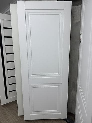 Межкомнатная дверь в классическом стиле - Полотно глухое, с тремя