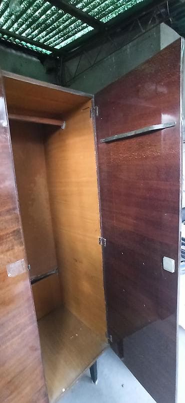 купить комод для вещей: Трёхдверный платяной шкаф из древесных материалов с глянцевой — 4