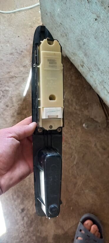 Продаю запчасти на ипсум 2002г блок управлевние стеклоподьёмника