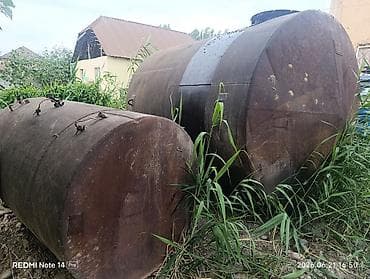 Бочка 10тонна и маленький не знаю сколько куб