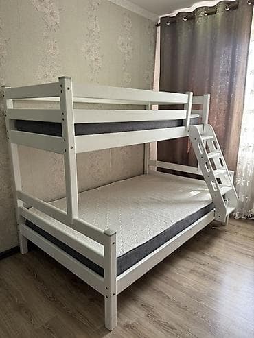 детскую кроватку с матрасом: Двухъярусная кровать с лестницей и бортиками. - Материал: массив — 1