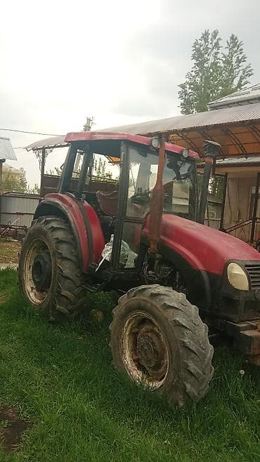 Колесный трактор с кабиной, красный. Основные характеристики: -
