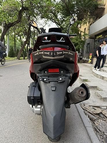 скутер стрекоза: Скутер максискутерного форм‑фактора, черно‑красный. КУБ-165 — 5