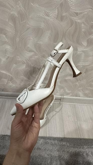 женские каблуки: Белые женские туфли-слингбэки на каблуке. - Модель: закрытый острый — 4