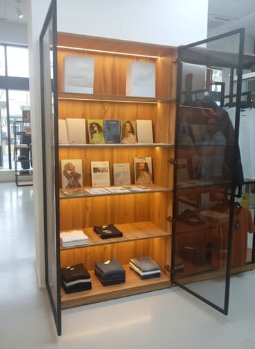 оборудование для бутика: Витрина/шкаф-пенал для демонстрации товаров - Корпус: ламинированное — 1