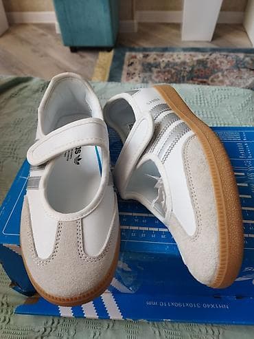 Кроссовки-тапочки в стиле Mary Jane с ремешком на липучке. - Два