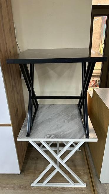 Стол журнальный/кофейный с геометрическим металлическим основанием. -