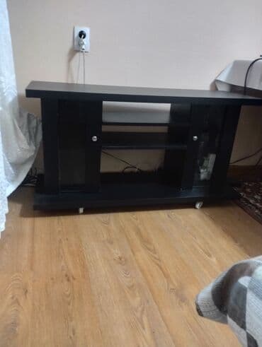 Срочно продаю. Тумба под ТВ.б/у в отл состояни. размер длина -110