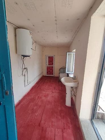 квартира частном доме: Дом из 2 комнат, участок 4 соток, свет и вода внутри дома, сан.узел — 3