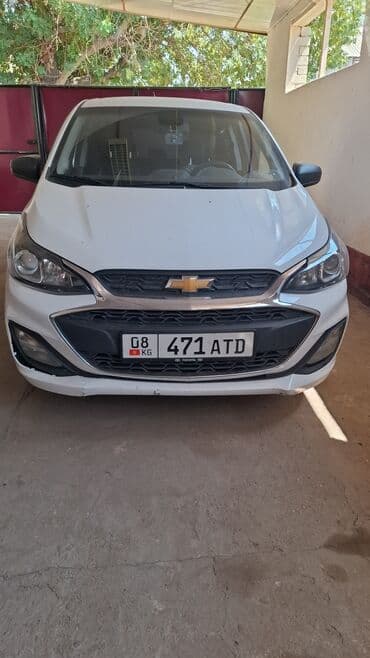 зимный шыны: Белый хэтчбек Chevrolet Spark, представленный на изображениях — 1