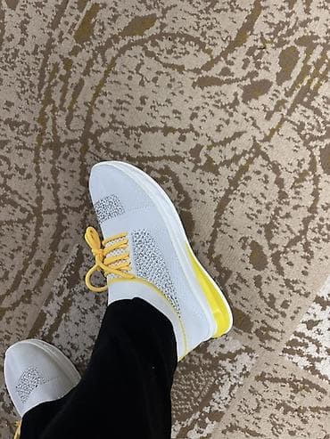 одежды для подростков: Кроссовки женские, бело‑жёлтые - Верх: дышащий трикотажный текстиль — 3