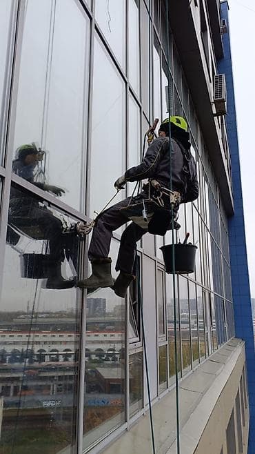 Промышленный альпинизм — мойка и очистка фасадов и витражей Услуги: -