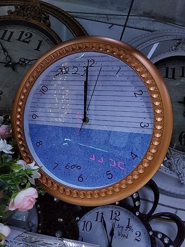 Настенные часы с крупным круглым циферблатом и декоративной рамкой