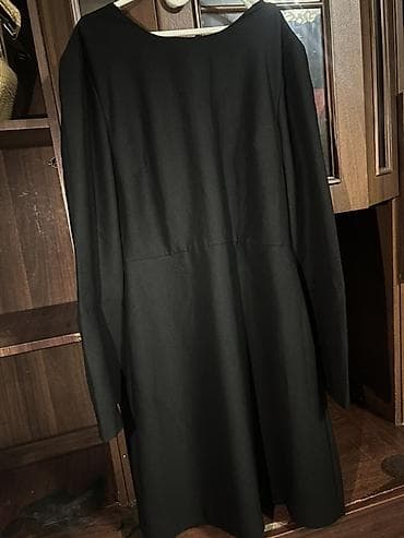 черный платья: Черное женское платье миди с длинными рукавами. - Силуэт: приталенный — 5