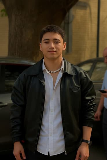 Черная мужская кожаная куртка-бомбер - Материал: эко-кожа с легким