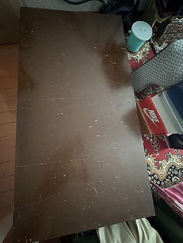 кампютерный столы: Журнальный столик из массива/ДСП с тёмно-коричневым покрытием. - — 2