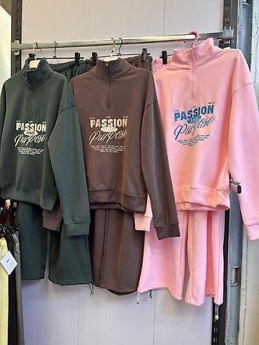 Женский спортивный костюм- с принтом “Passion and Purpose”. По городу