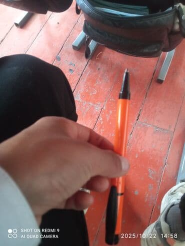 Ручка шариковая, корпус оранжевый, элементы и клип — черные. Выдвижной at lalafo.kg Ручка шариковая, корпус оранжевый, элементы и клип — черные. Выдвижной