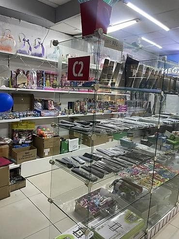 o store: Стеклянная витрина 3м × 2м Описание: Продаю большую стеклянную — 4