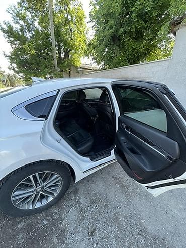 bmw e90: Белый бизнес-седан класса Е с просторным салоном и богатым оснащением — 3