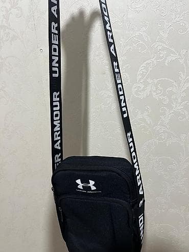 ички кийим: Сумка через плечо Under Armour, черная - Компактная — 5