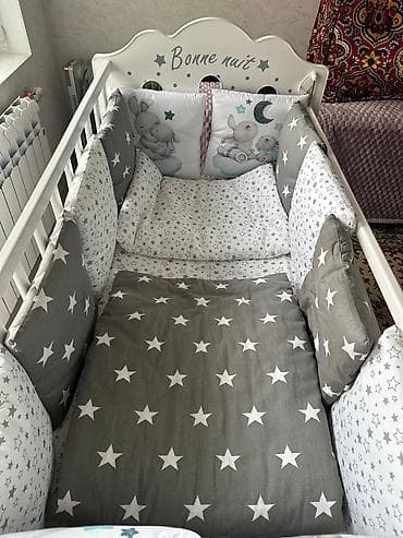 Манежи-кровати: Детская кроватка с комплектом мягких бортиков и постельным бельём - — 4