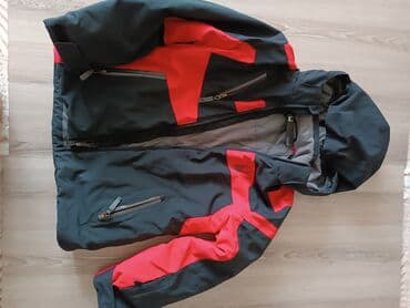 Платья: Детская лыжная куртка черного цвета с красными вставками. Оснащена — 1