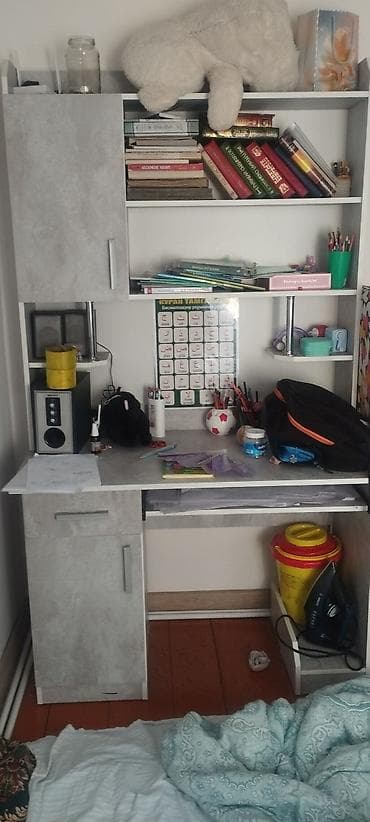 Компьютерный стол, С полками