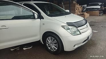 Toyota ist: 2005 г., Хэтчбэк