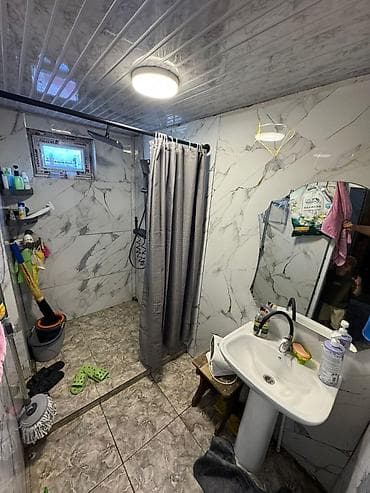 горах: Продаётся жилой дом барачного типа в г. Кант 血， Дом включает: — 4 — 3