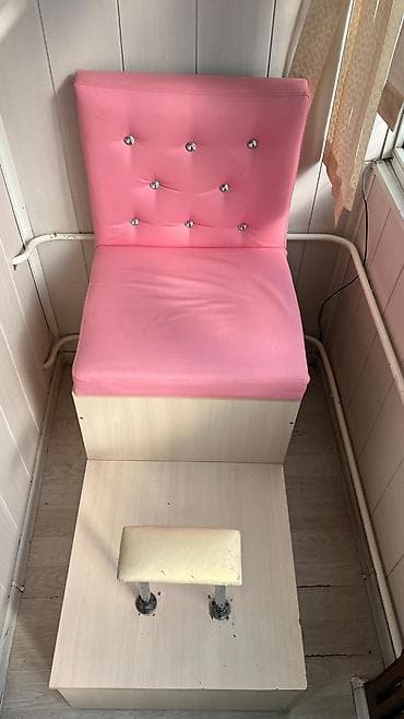 Маникюрные столы: Б/у Педикюрное кресло-подиум со ступенью и подставкой для ноги. за — 3