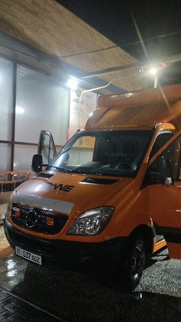 мотор на скутер: Mercedes-Benz Sprinter — оранжевый фургон с высокой крышей и — 2