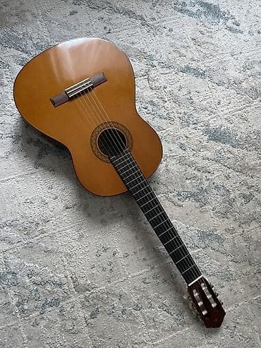 колки: Классическая гитара Yamaha С 40 - Бренд: Yamaha (логотип на головке — 1